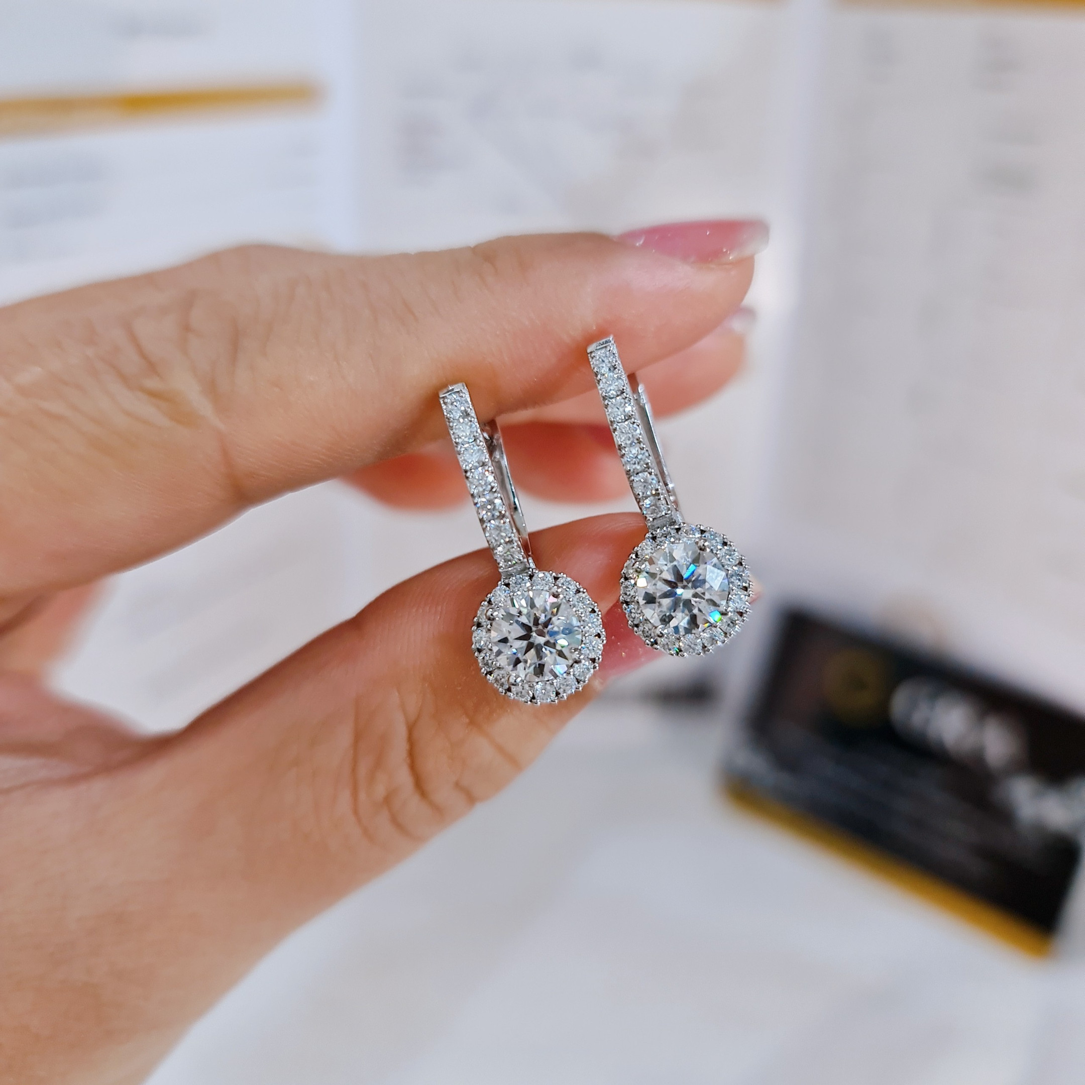EJWE1063 Women's Earrings
