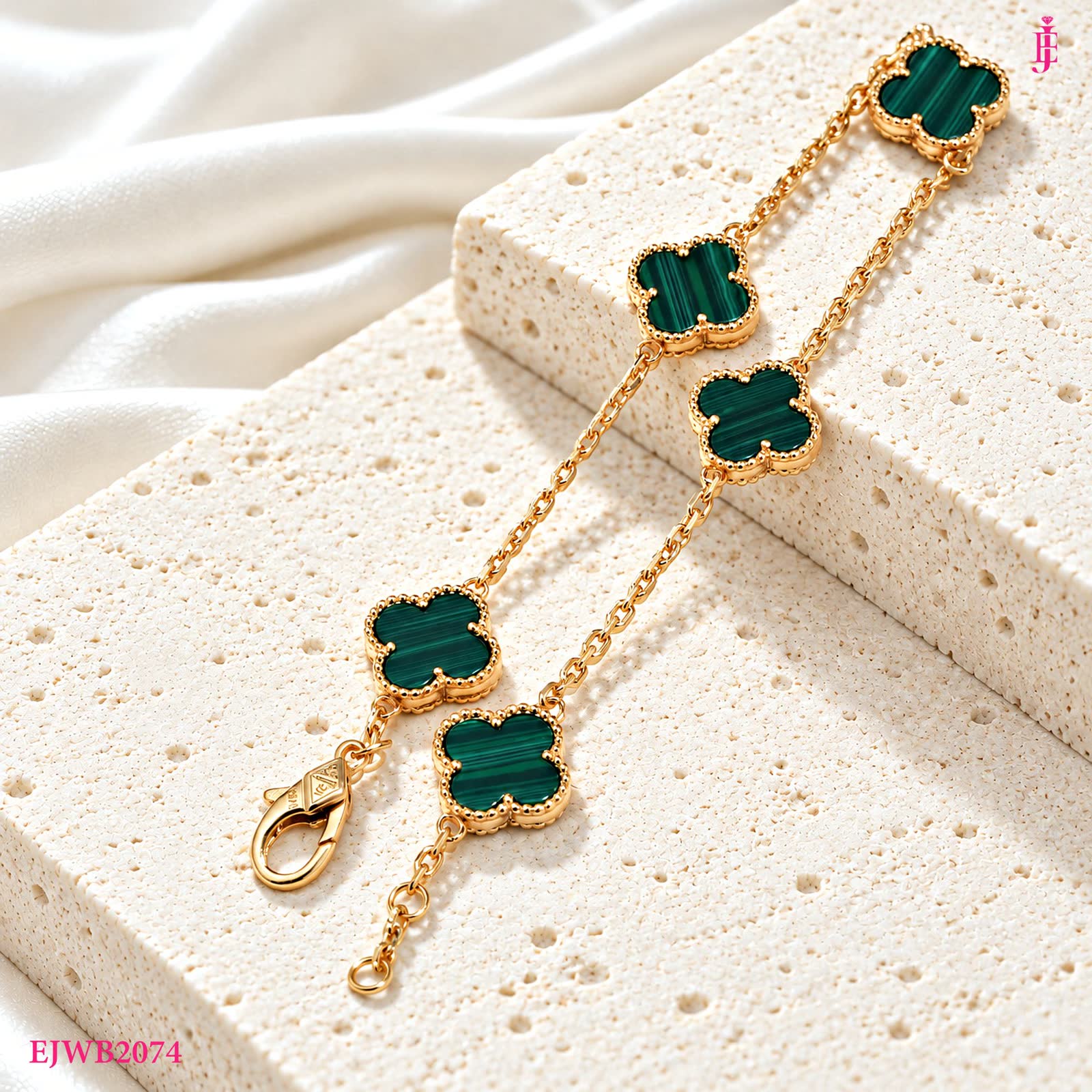 Green Malachite Clover Bracelet in Gold-Plated Silver - detail view