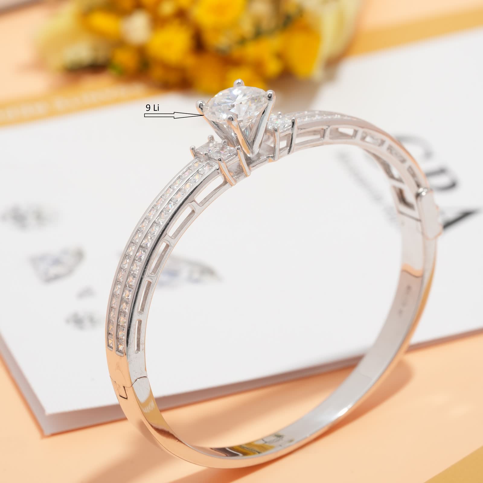 Supplier photo marking the solitaire center stone as 9 li, equivalent to 9 mm