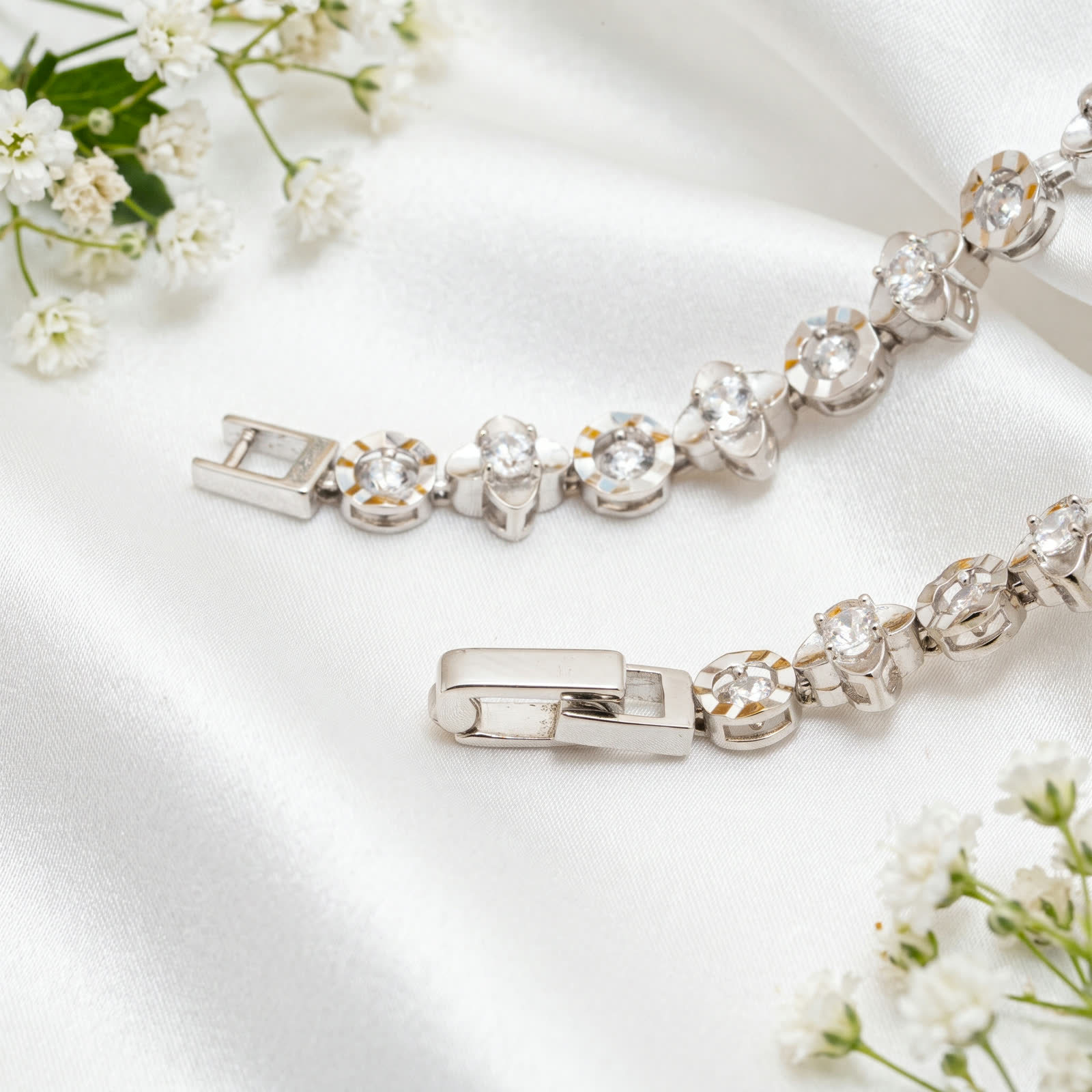 Silver-Tone Round Clear Stone Bezel Link Bracelet - detail view