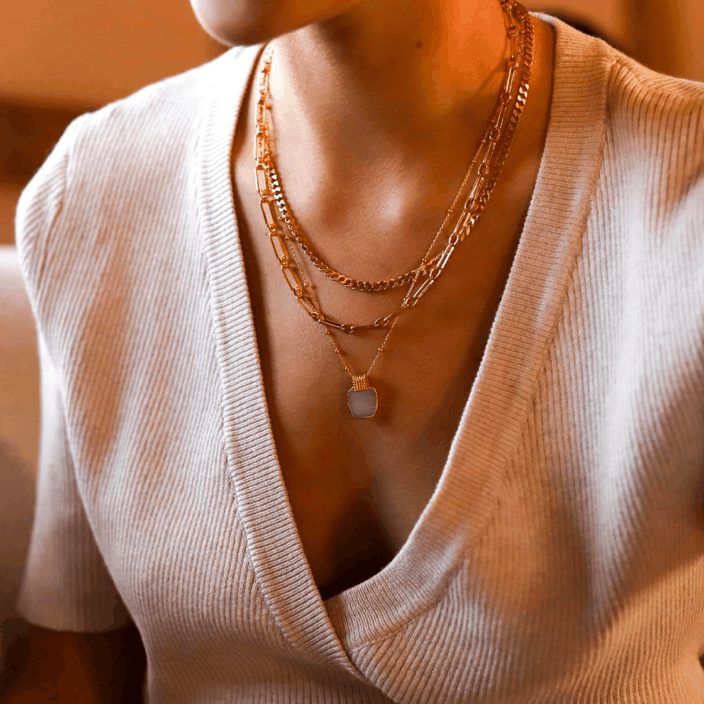Gold chain necklaces with a pendant